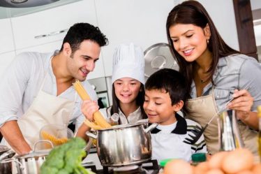 mengajarkan anak memasak